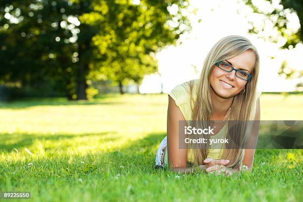 Młoda Kobieta W Parku - zdjęcia stockowe i więcej obrazów Adolescencja - Adolescencja, Blond włosy, Codzienne ubranie