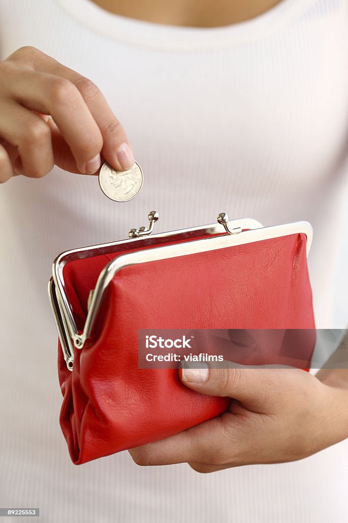 Mãos segurando a moeda de Bolsa vermelha - Foto de stock de 25 centavos de dólar royalty-free