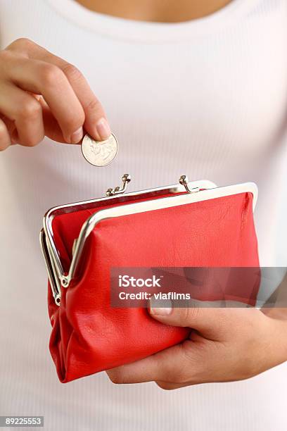 Foto de Mãos Segurando A Moeda De Bolsa Vermelha e mais fotos de stock de 25 centavos de dólar - 25 centavos de dólar, Adulto, Atividade comercial