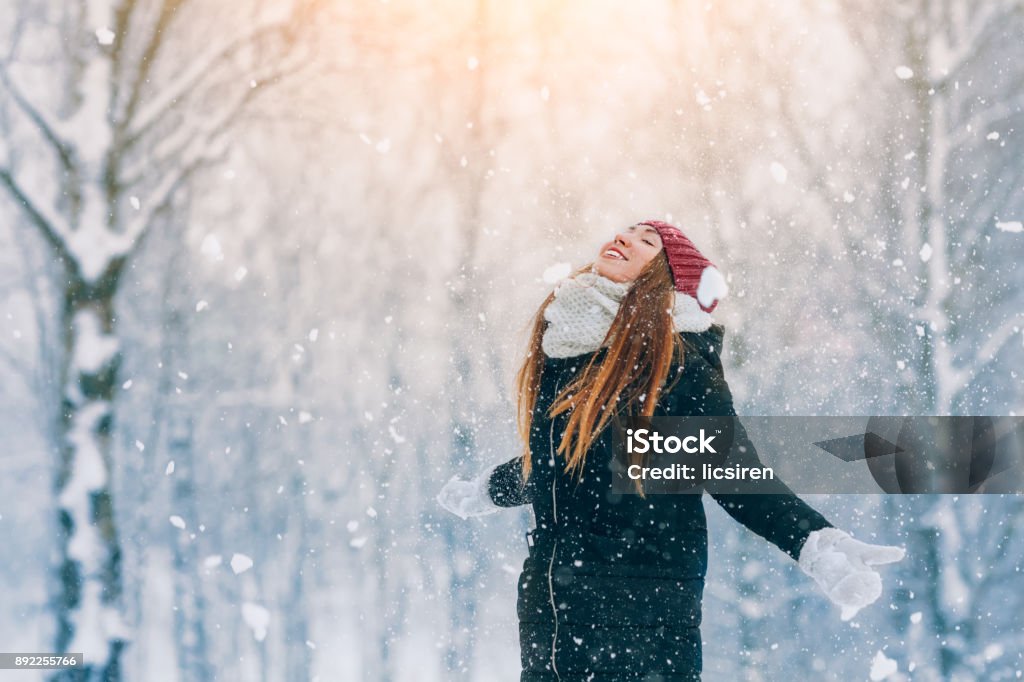 Winter Mädchen Portrait. Schönheit freudige Modell Mädchen Lachen und Spaß im Winter Park. Schöne junge Frau im Freien. Genießen Natur, Winter - Lizenzfrei Winter Stock-Foto