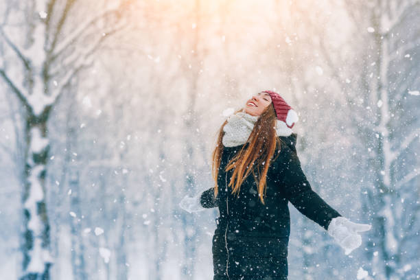 冬の若い女性の肖像画。うれしそうなモデル美少女笑いや冬の公園で楽しい。美しい若い女性の屋外。自然を楽しむ、冬 - nature smiling teenage girls female ストックフォトと画像