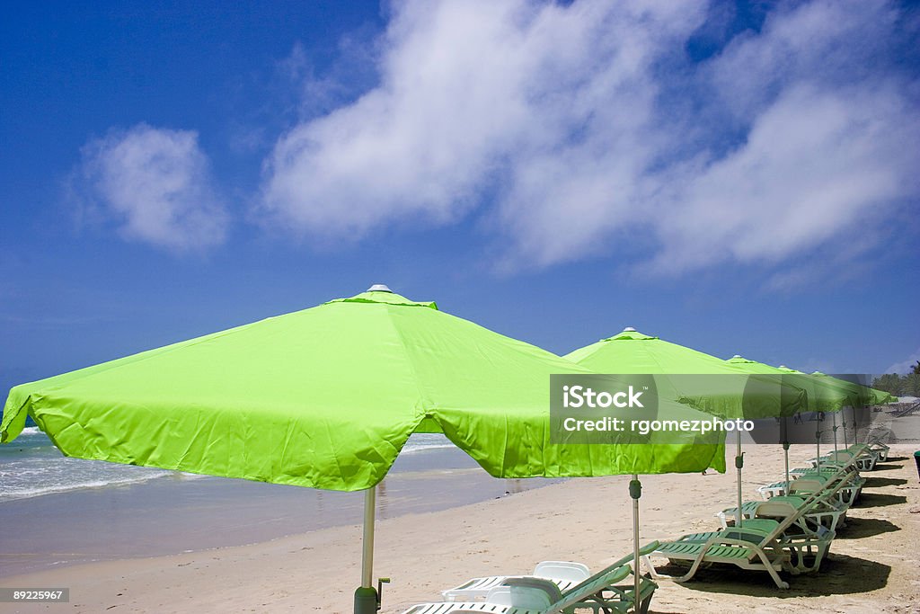 Sol com cadeiras verde guarda-sóis - Foto de stock de Areia royalty-free