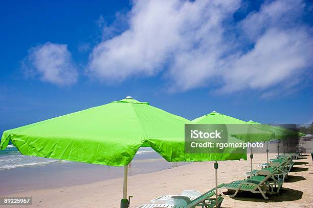 Foto de Sol Com Cadeiras Verde Guardasóis e mais fotos de stock de Areia - Areia, Atividade Recreativa, Atividades ao Ar Livre