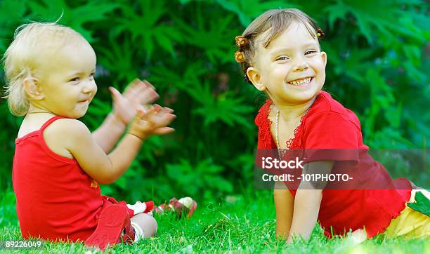 Foto de Bebê Aplaude Irmã e mais fotos de stock de Adolescência - Adolescência, Alegria, Aplaudindo