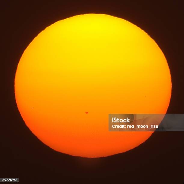 Gigante Sole Con Macchia Solare - Fotografie stock e altre immagini di Sole - Sole, Eruzione solare, Sistema solare
