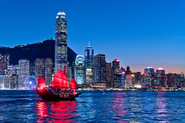 stadsbilden hongkong och junkboat på twilight - victoriahamnen bildbanksfoton och bilder