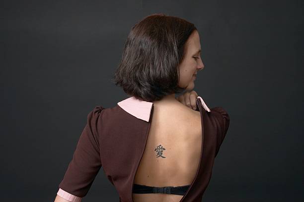 verificación de volver - tattoo women back rear view fotografías e imágenes de stock