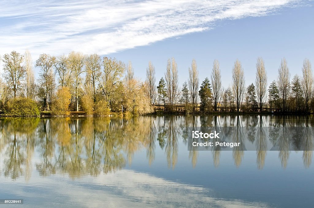 Reflejos en un lago azul - Foto de stock de Agua libre de derechos