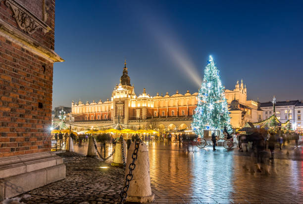 istock Krakow Main Market Square with Christmas Tree and Cloth Hall time lapse 892286320