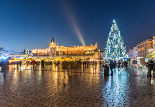 istock Krakow Main Market Square with Christmas Tree and Cloth Hall time lapse 892288398