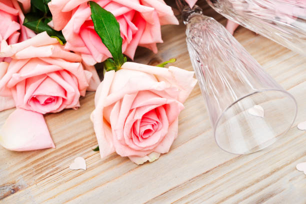 roses fleurs roses en bois - champagne wedding pink petal photos et images de collection