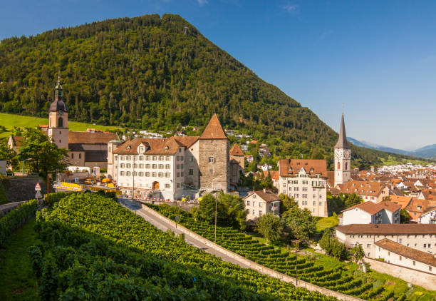 vista da cidade de chur, capital da suíça, graubunden - chur - fotografias e filmes do acervo