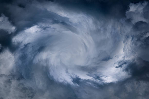 nuvola di torsione astratta sul cielo. nuvola di tempesta astratta. - occhio del ciclone foto e immagini stock