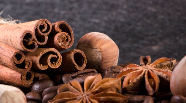 graines de café torréfié close-up, tubberry, bâtons de cannelle et de chocolat. - milky way candy bar photos et images de collection