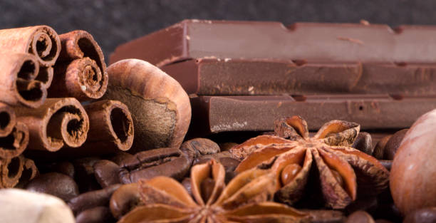 graines de café torréfié close-up, tubberry, bâtons de cannelle et de chocolat. - milky way candy bar photos et images de collection