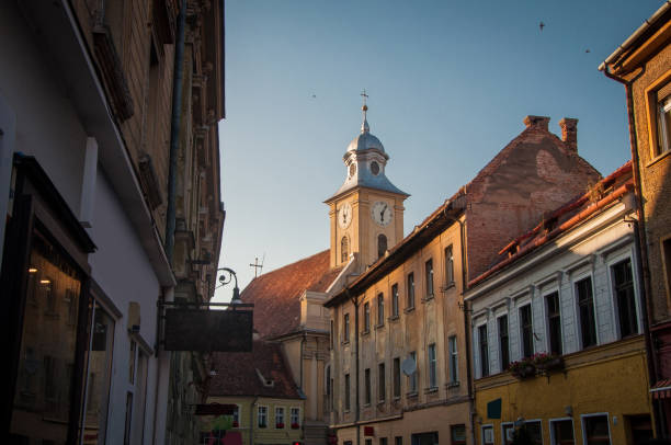 istock Narrow street in Brasov, Romania 892346314