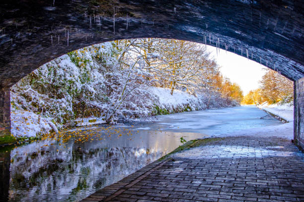 en una vista de puente del canal de birmingham congelados - west midlands fotografías e imágenes de stock