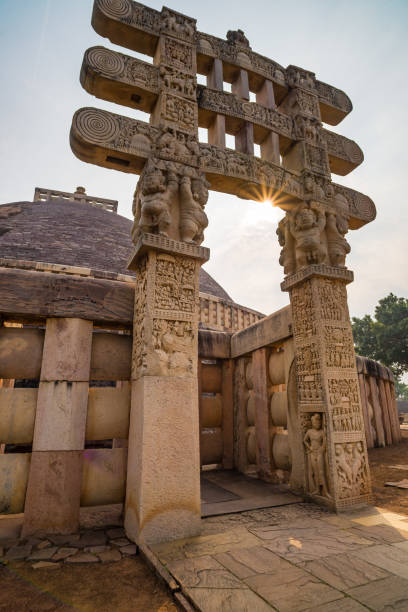 stupa de sanchi, madhya pradesh, índia. budista antiga construção, mistério da religião, esculpido em pedra. céu ao nascer do sol. - bhopal - fotografias e filmes do acervo