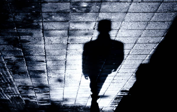 ein mann allein in der nacht-schatten - raum eine person dunkelheit stehen gegenlicht stock-fotos und bilder