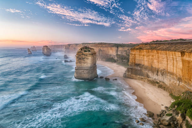 двенадцать апостолов, великая океанская дорога, виктория, австралия - cliff sea coastline beach стоковые фото и изображения