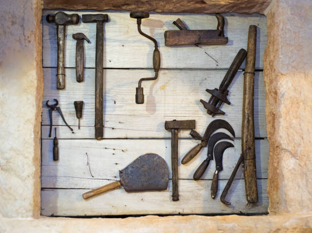 木製の壁に古いツールのコレクションです。 - saw old fashioned mechanic antique ストックフォトと画像