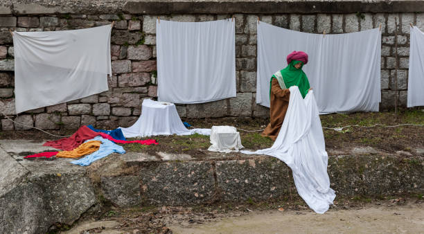 una visita alla bellissima città medievale della regione umbria, durante le vacanze di natale, con il presepe di statue a grandezza naturale nel quartiere san martino - italia - holidays and celebrations church wall italy foto e immagini stock