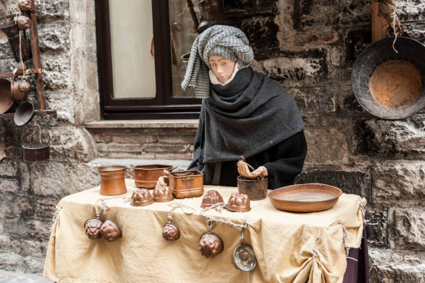 una visita alla bellissima città medievale della regione umbria, durante le vacanze di natale, con il presepe di statue a grandezza naturale nel quartiere san martino - italia - holidays and celebrations church wall italy foto e immagini stock