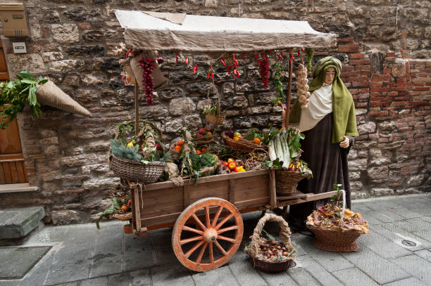 산 마르티노 지구-이탈리아에서에서 실물 크기 조각상의 성 탄 장면으로 크리스마스 휴가 기간 동안 방문 하는 아름 다운 중세 마을의 움브리아 지역, - holidays and celebrations church wall italy 뉴스 사진 이미지
