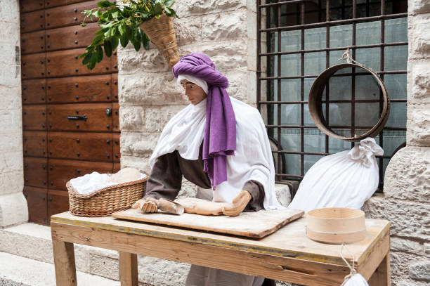 una visita alla bellissima città medievale della regione umbria, durante le vacanze di natale, con il presepe di statue a grandezza naturale nel quartiere san martino - italia - holidays and celebrations church wall italy foto e immagini stock