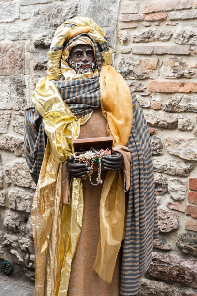 una visita alla bellissima città medievale della regione umbria, durante le vacanze di natale, con il presepe di statue a grandezza naturale nel quartiere san martino - italia - holidays and celebrations church wall italy foto e immagini stock