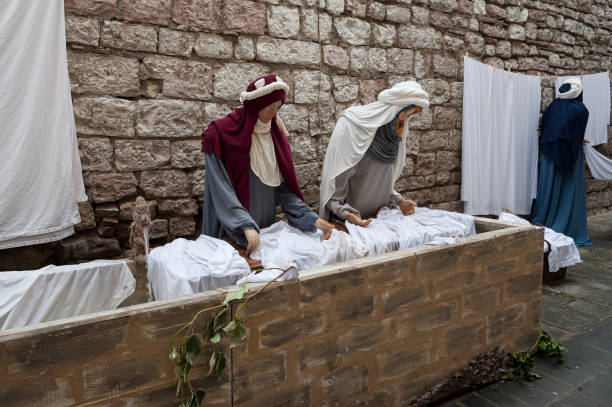 una visita alla bellissima città medievale della regione umbria, durante le vacanze di natale, con il presepe di statue a grandezza naturale nel quartiere san martino - italia - holidays and celebrations church wall italy foto e immagini stock