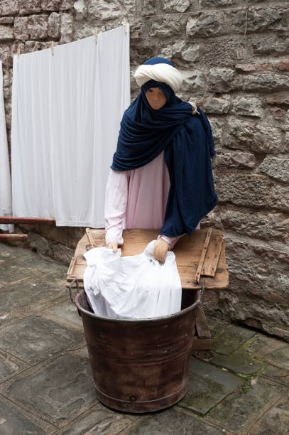 una visita alla bellissima città medievale della regione umbria, durante le vacanze di natale, con il presepe di statue a grandezza naturale nel quartiere san martino - italia - holidays and celebrations church wall italy foto e immagini stock