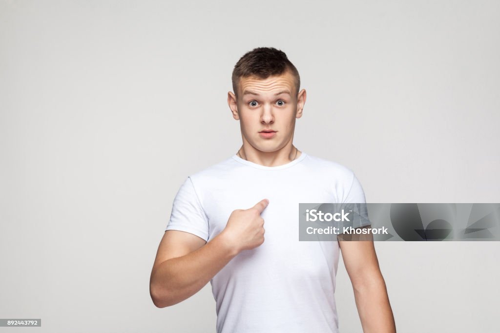 Überrascht junge Blick in die Kamera und Finger selbst zu zeigen. - Lizenzfrei Männer Stock-Foto