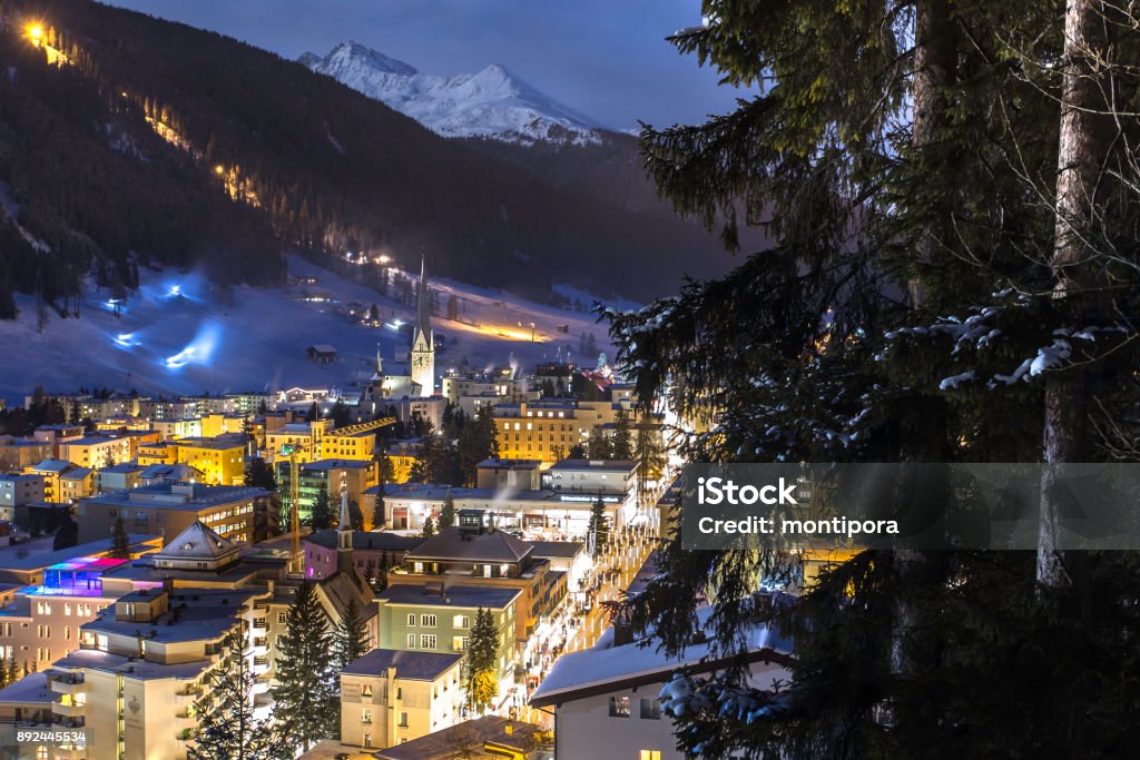 DAVOS, Schweiz Stadt Nacht aerial Panorama im Winter. Winter Ski Sport Resort und Heimat des WORLD ECONOMIC FORUM - Lizenzfrei Davos Stock-Foto