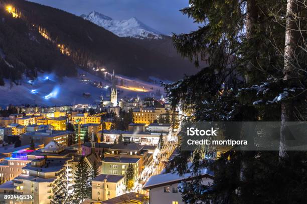 Davos Schweiz Stadt Nacht Aerial Panorama Im Winter Winter Ski Sport Resort Und Heimat Des World Economic Forum Stockfoto und mehr Bilder von Davos