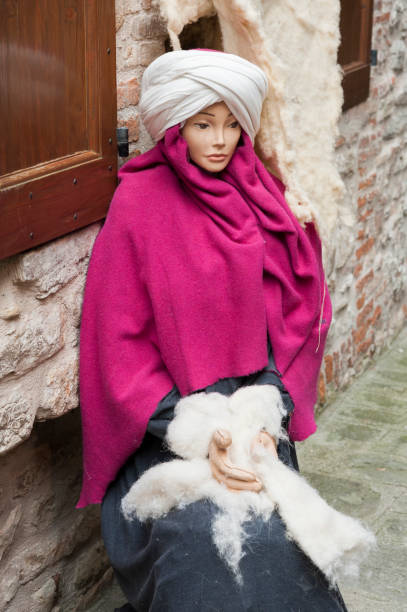 una visita alla bellissima città medievale della regione umbria, durante le vacanze di natale, con il presepe di statue a grandezza naturale nel quartiere san martino - italia - holidays and celebrations church wall italy foto e immagini stock