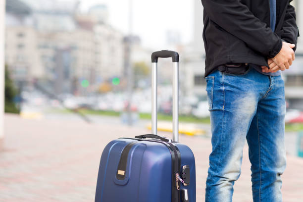 istock Man with travel bag on defocused city background. Copy space. 892478270