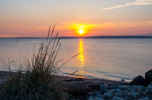 pôr do sol sobre as montanhas - edmonds - fotografias e filmes do acervo