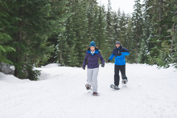 schneeschuh-wandern-abenteuer! - mt hood national park stock-fotos und bilder