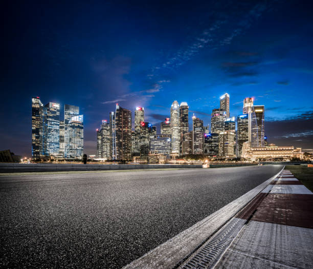 carretera asfaltada en singapur de noche - highway asphalt road empty fotografías e imágenes de stock