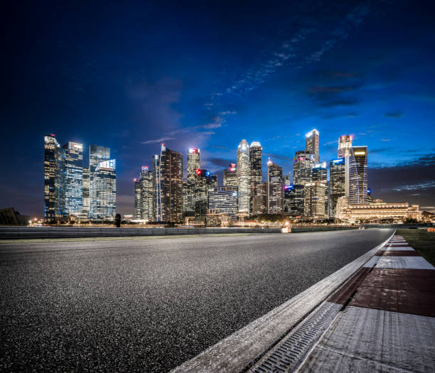 strada asfaltata a singapore di notte - singapore street business sky foto e immagini stock