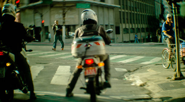 photographie de rue documenter de façon artistique de la vie quotidienne urbaine dans la ville de são paulo, brésil. mise au point sélective. lentille spéciale, la grande ouverture et le tilt-shift, construit par le photographe. - tilt shift lens photos et images de collection