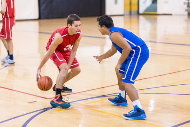 juego de baloncesto de high school secundaria del muchacho lleno de acción - basketball basketball player shoe sports clothing fotografías e imágenes de stock