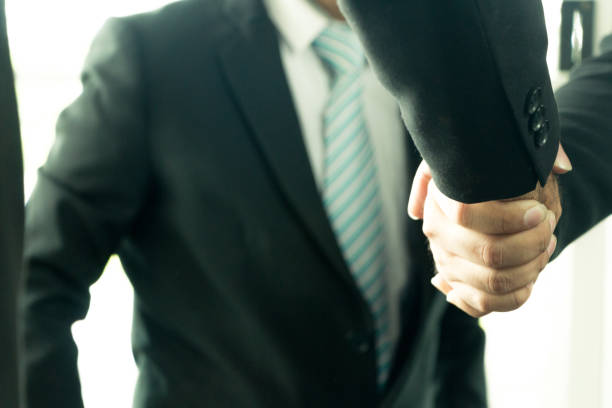 istock Businessmen shake hands and finish meeting in daylight. 892599454