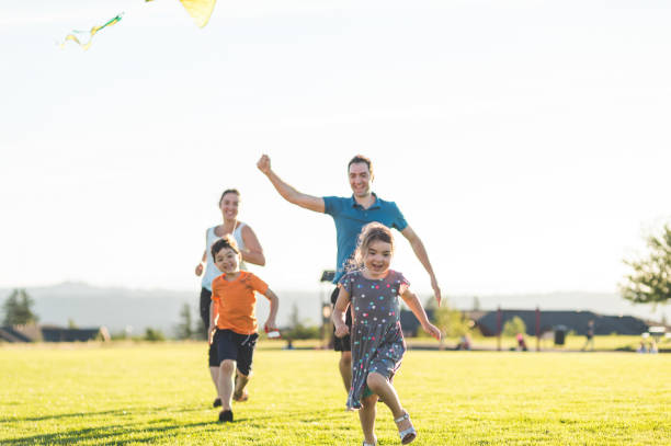 istock Kiterunning Family 892606976