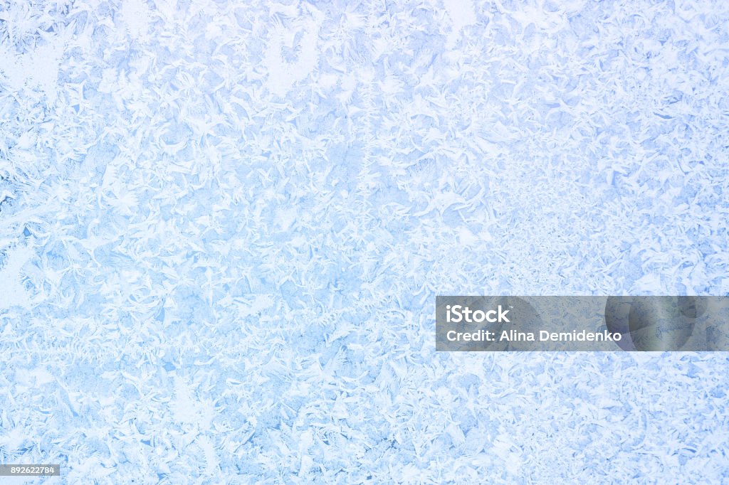 Frozenned vidrio, hielo en la ventana, patrones heladas de invierno. - Foto de stock de Escarcha libre de derechos