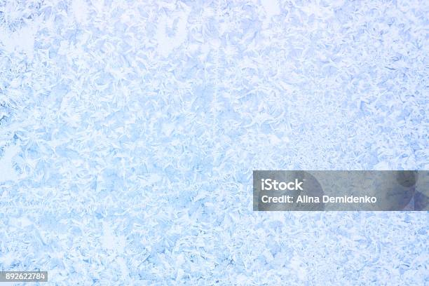 Frozenned Vidrio Hielo En La Ventana Patrones Heladas De Invierno Foto de stock y más banco de imágenes de Escarcha