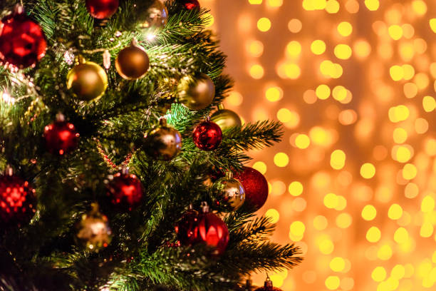 istock Decorated Christmas tree on blurred, sparkling and fairy background 892634594
