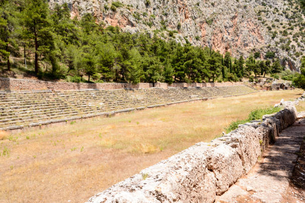 ancien stade à delphes, grèce - marathon ancient greece greek culture photos et images de collection