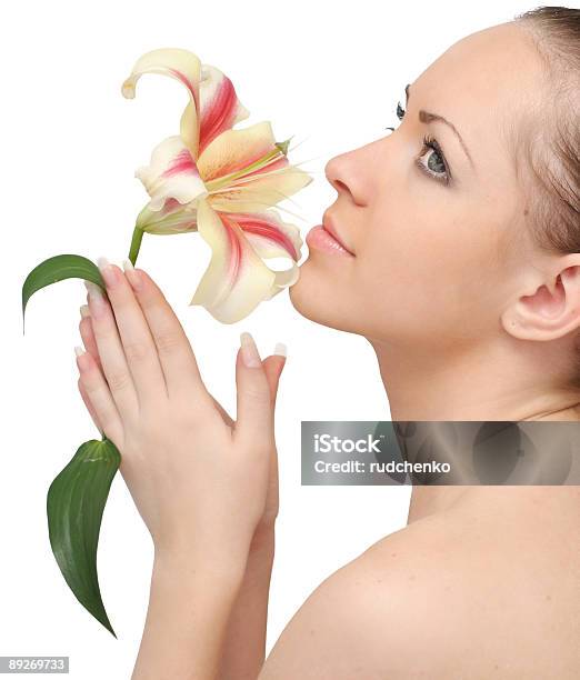 Bella Mujer Con Flores De Lirio Sobre Un Fondo Blanco Foto de stock y más banco de imágenes de Adulto